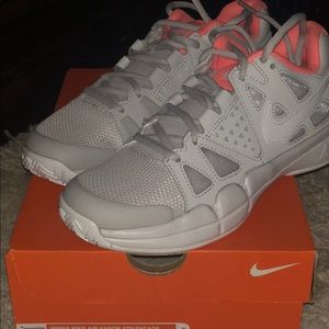 New in Box/ WMNS NIKE AIR VAPOR ADVANTAGE size 7